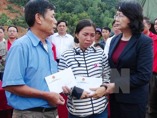 Crues à Khanh Hoa : Dang Thi Ngoc Thinh au chevet des sinistrés - ảnh 1